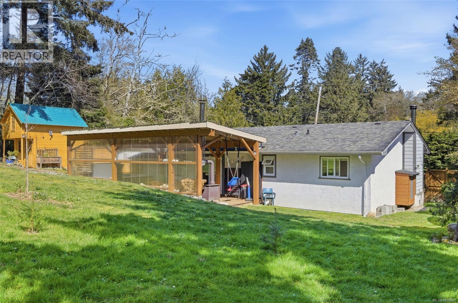 1704 Whiffin Spit Rd - 30