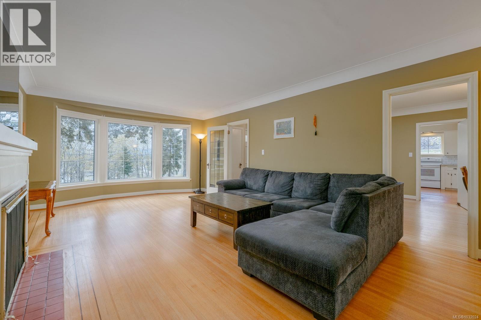 4749 LESLIE AVE - 11