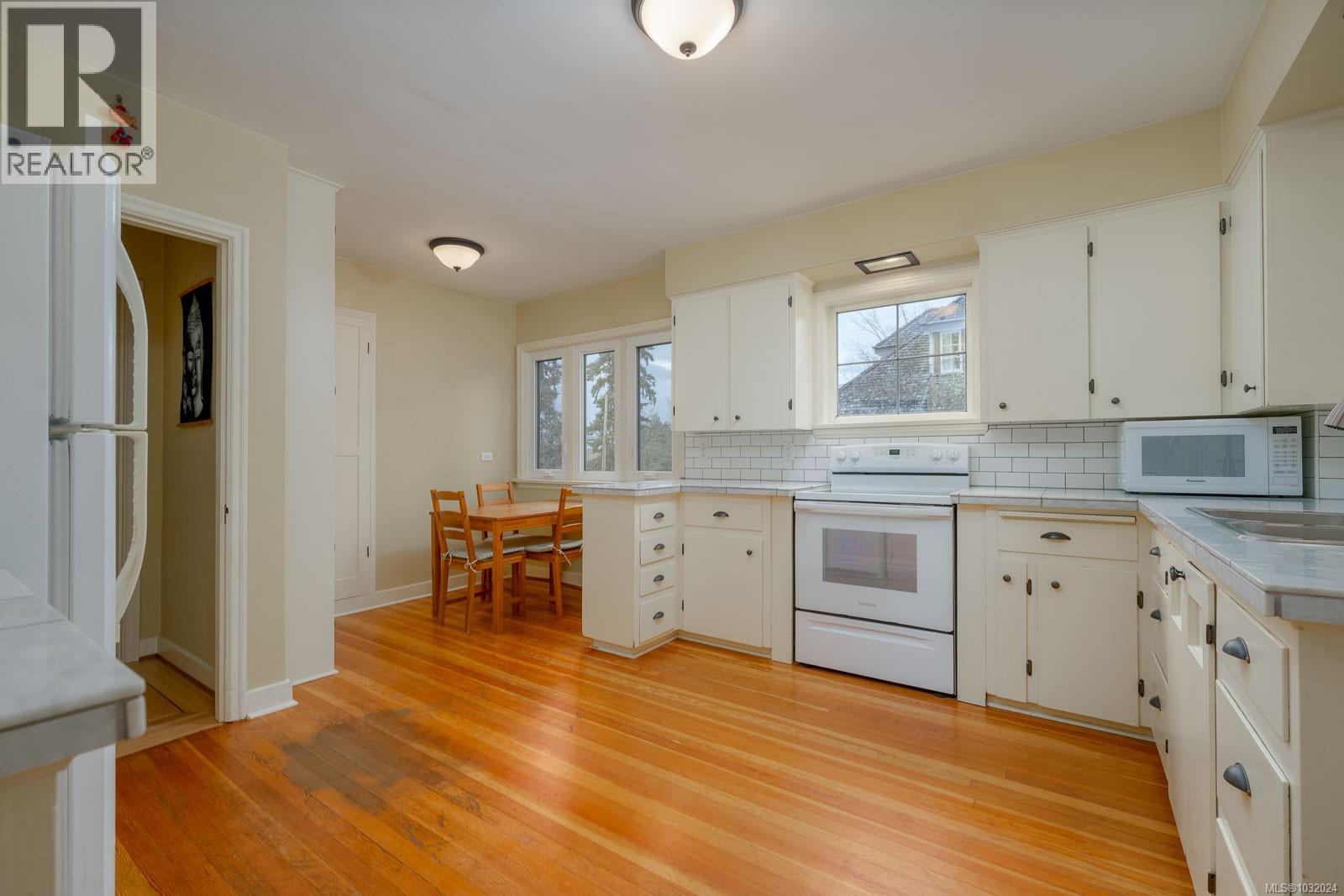 4749 LESLIE AVE - 16