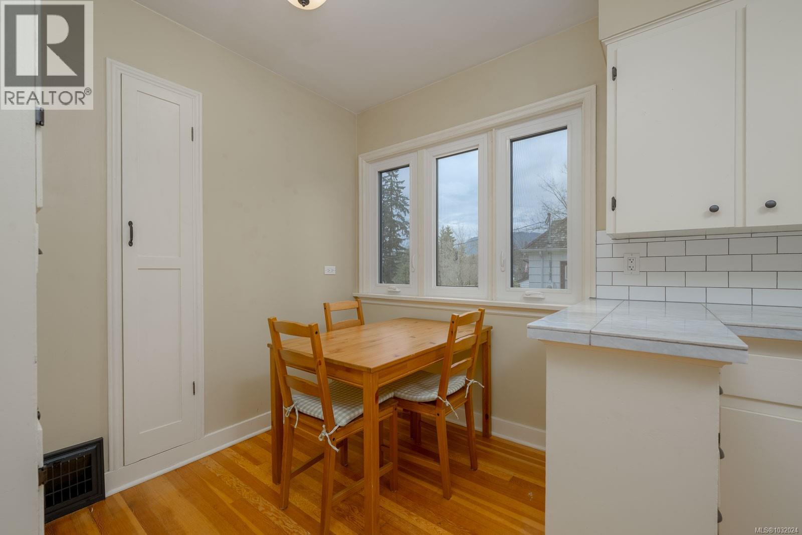 4749 LESLIE AVE - 17