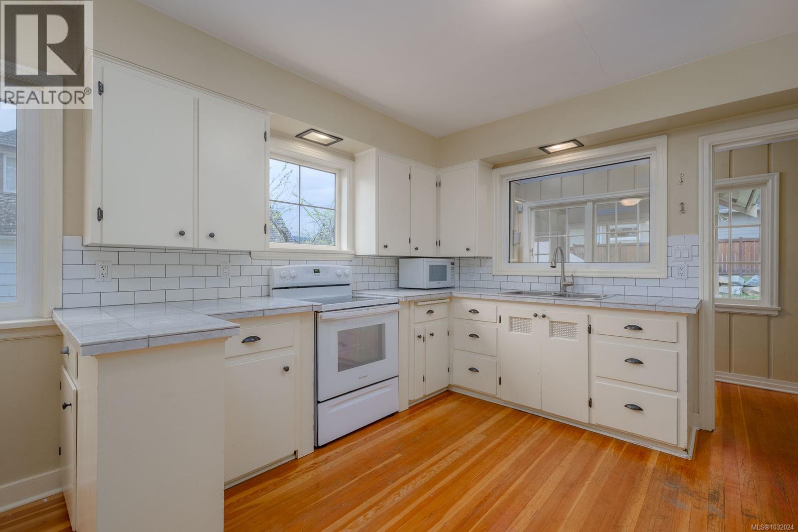 4749 LESLIE AVE - 19