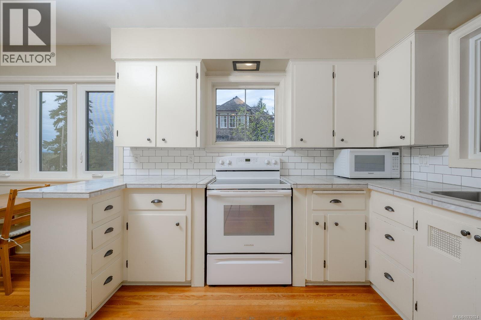 4749 LESLIE AVE - 20