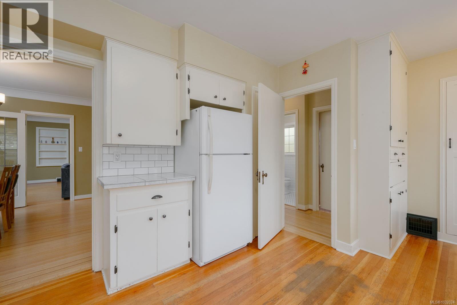 4749 LESLIE AVE - 21