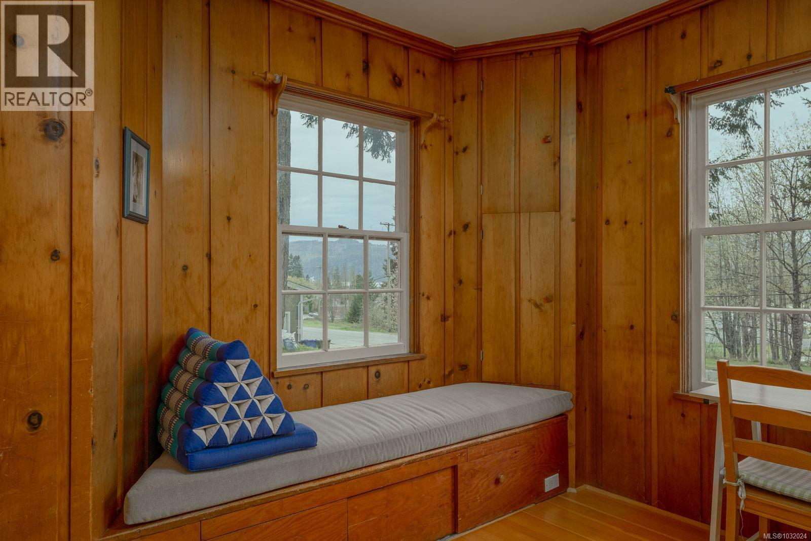 4749 LESLIE AVE - 23