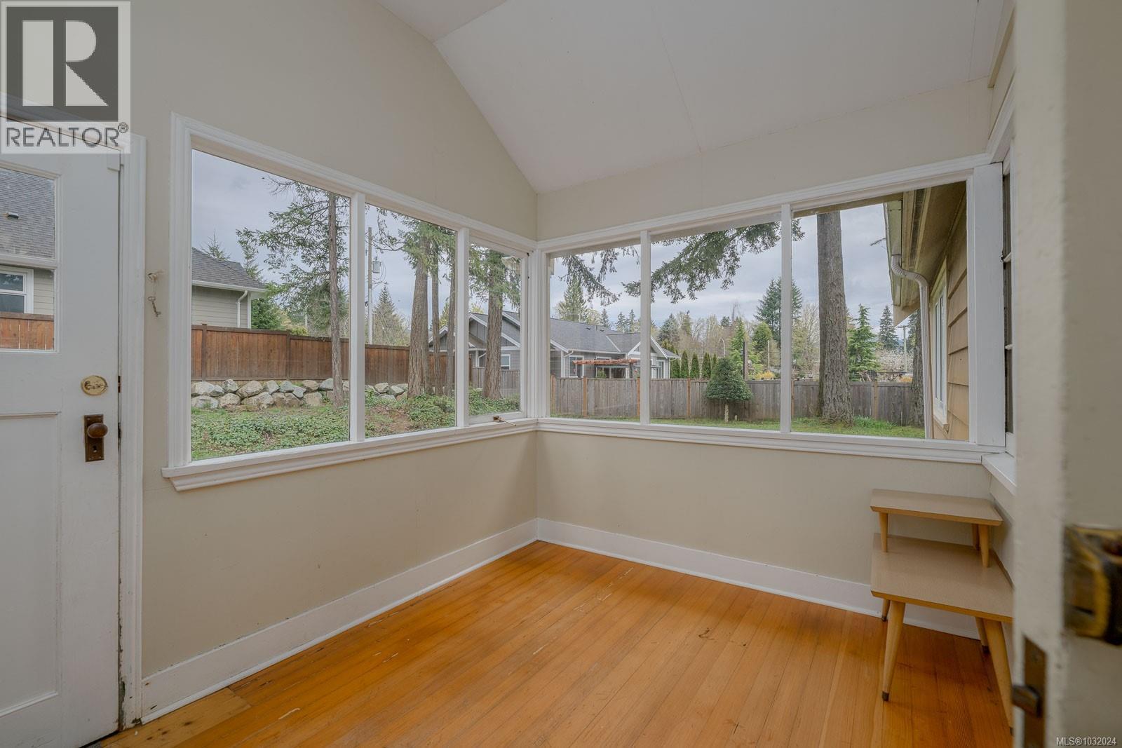 4749 LESLIE AVE - 25