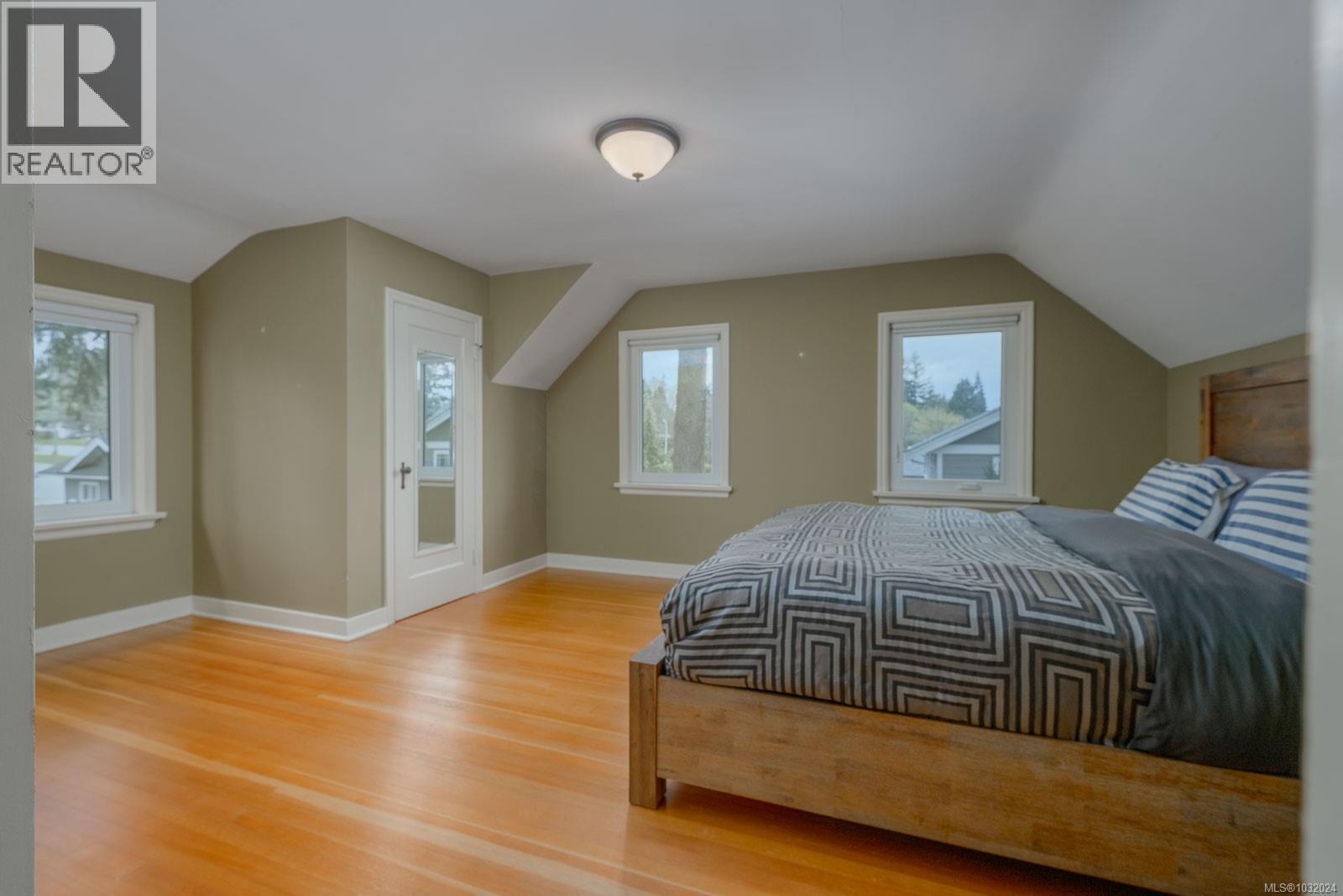 4749 LESLIE AVE - 27