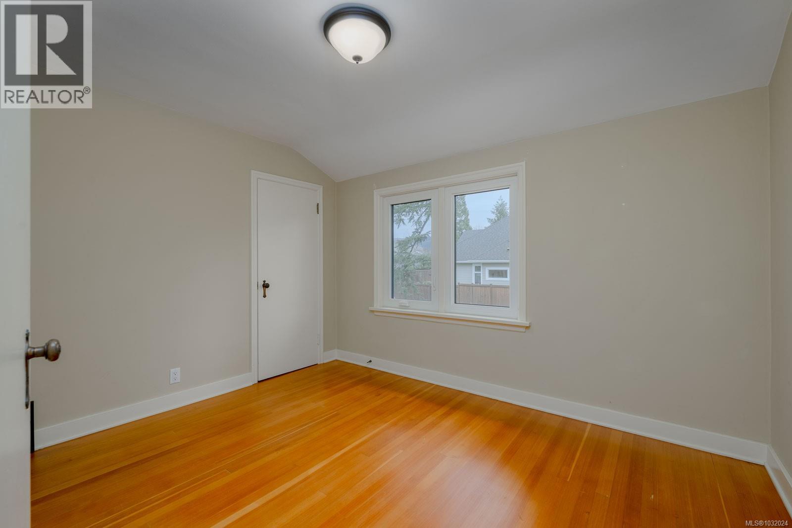 4749 LESLIE AVE - 28