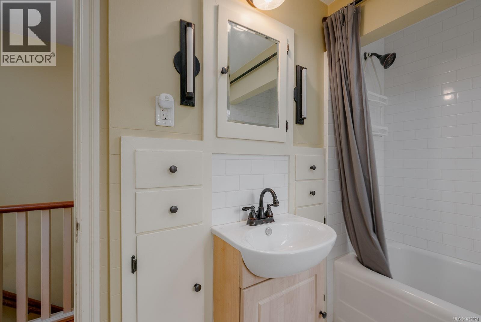 4749 LESLIE AVE - 31