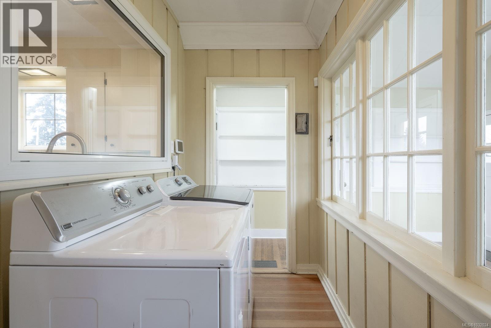 4749 LESLIE AVE - 35