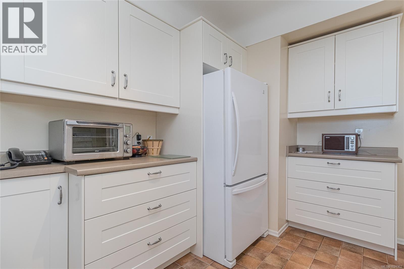 2201 KINROSS AVE - 17