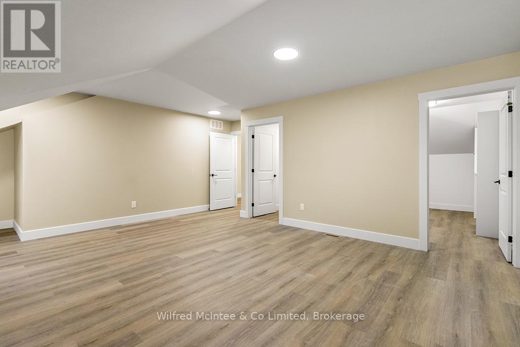 225 SAUGEEN STREET — photo 23