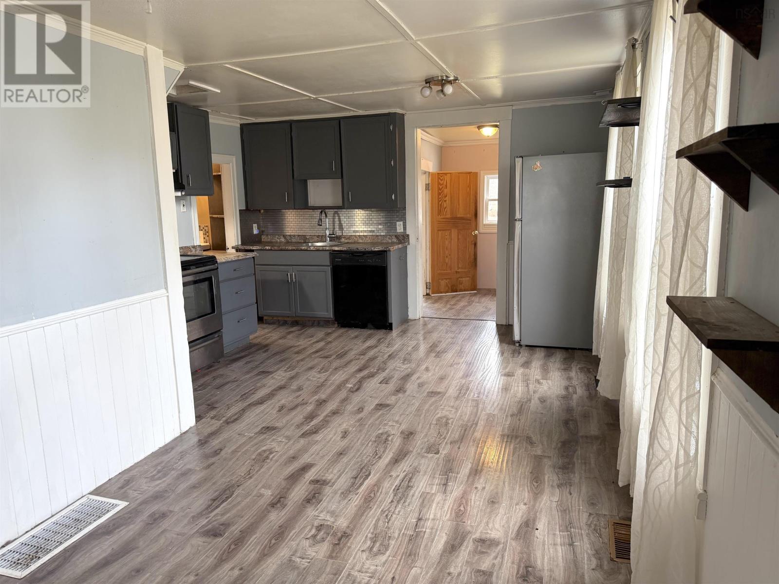 Property 4 of 18 of 2149 Cowan Street