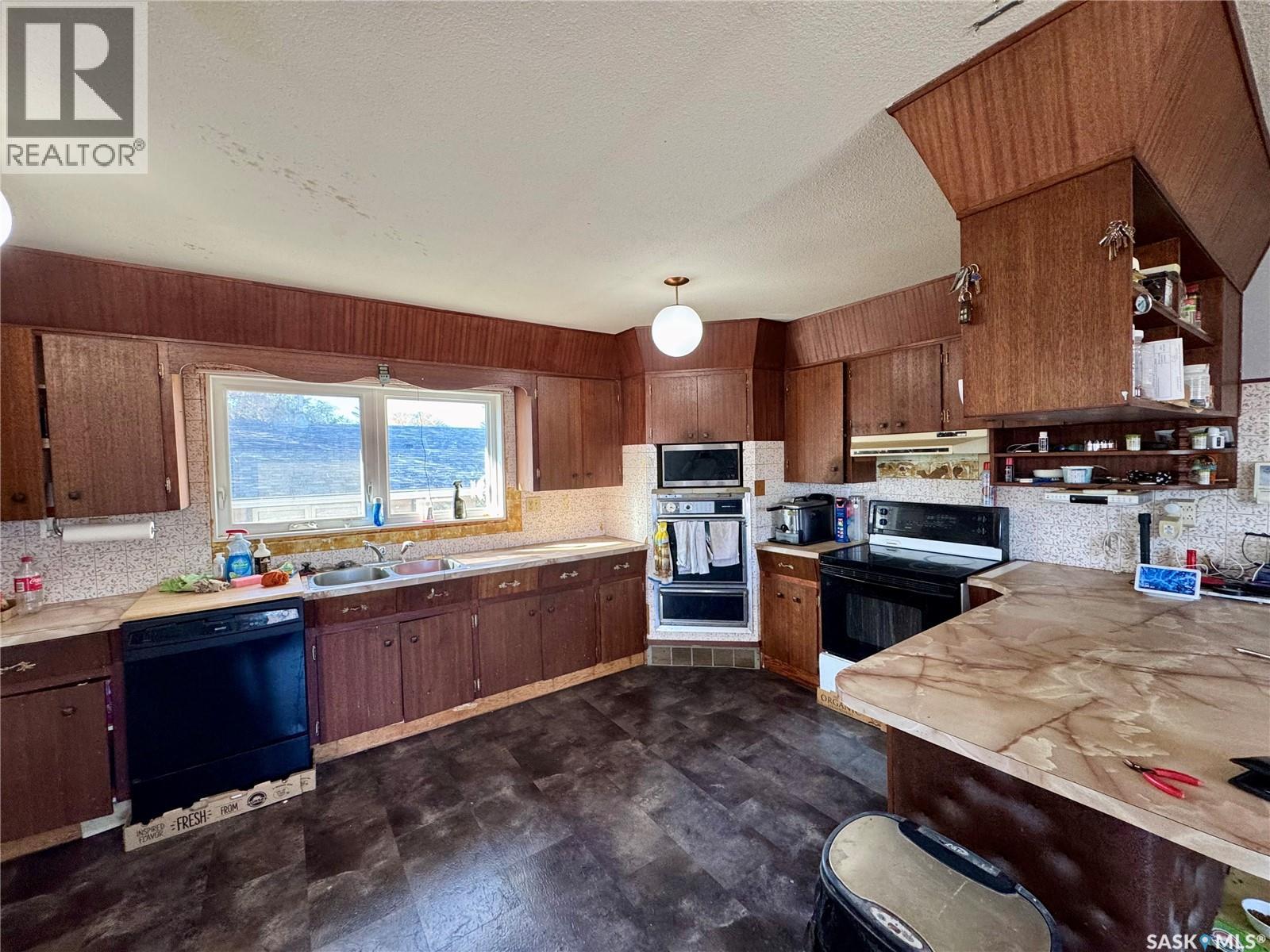 1215 ATHABASCA STREET W - 6