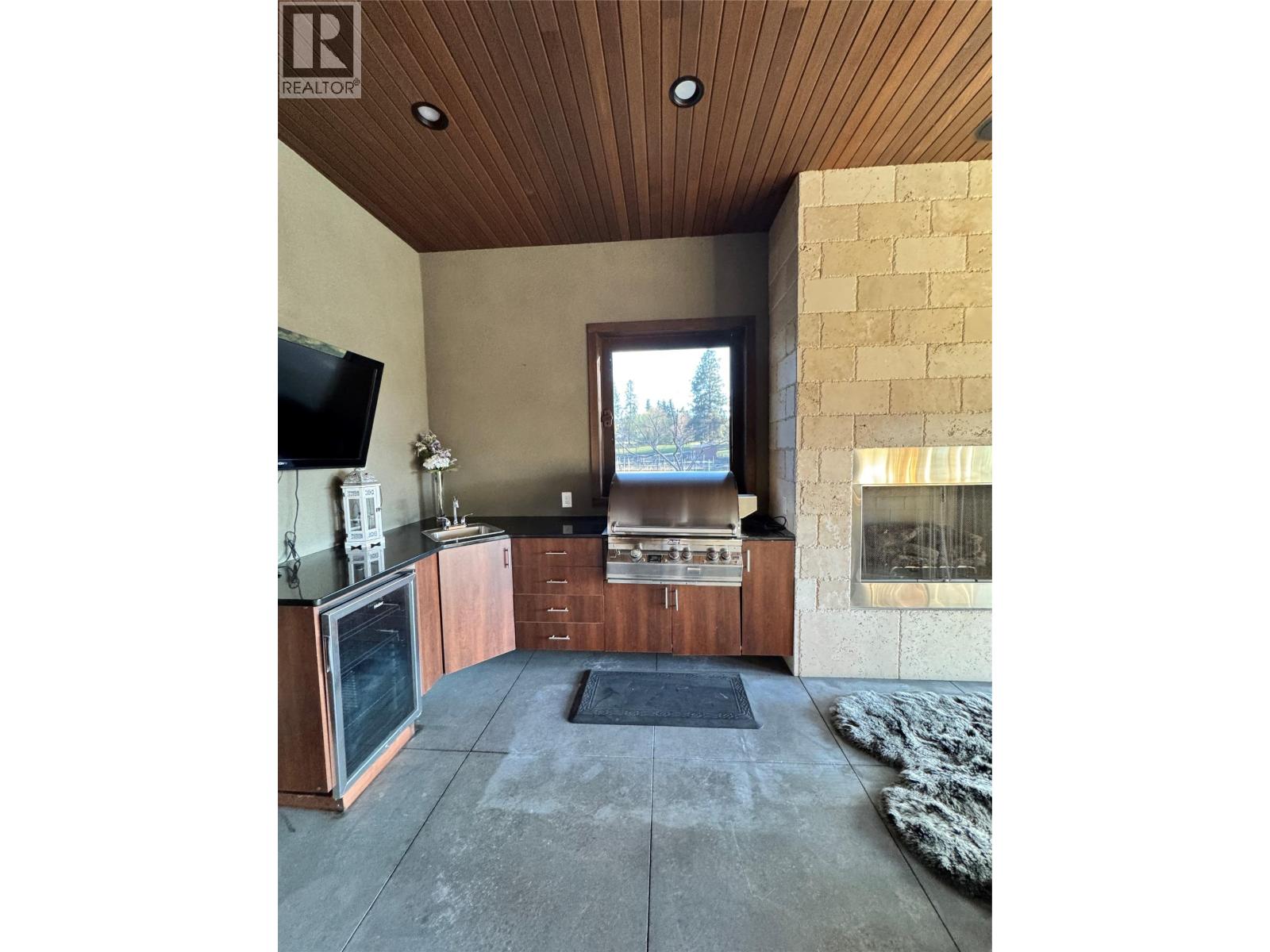  3990 Fairwinds Court, Kelowna