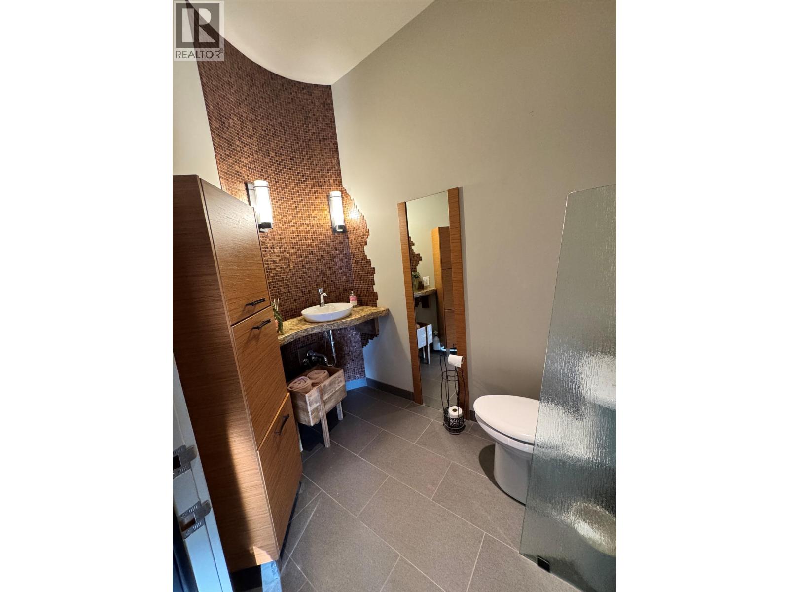  3990 Fairwinds Court, Kelowna