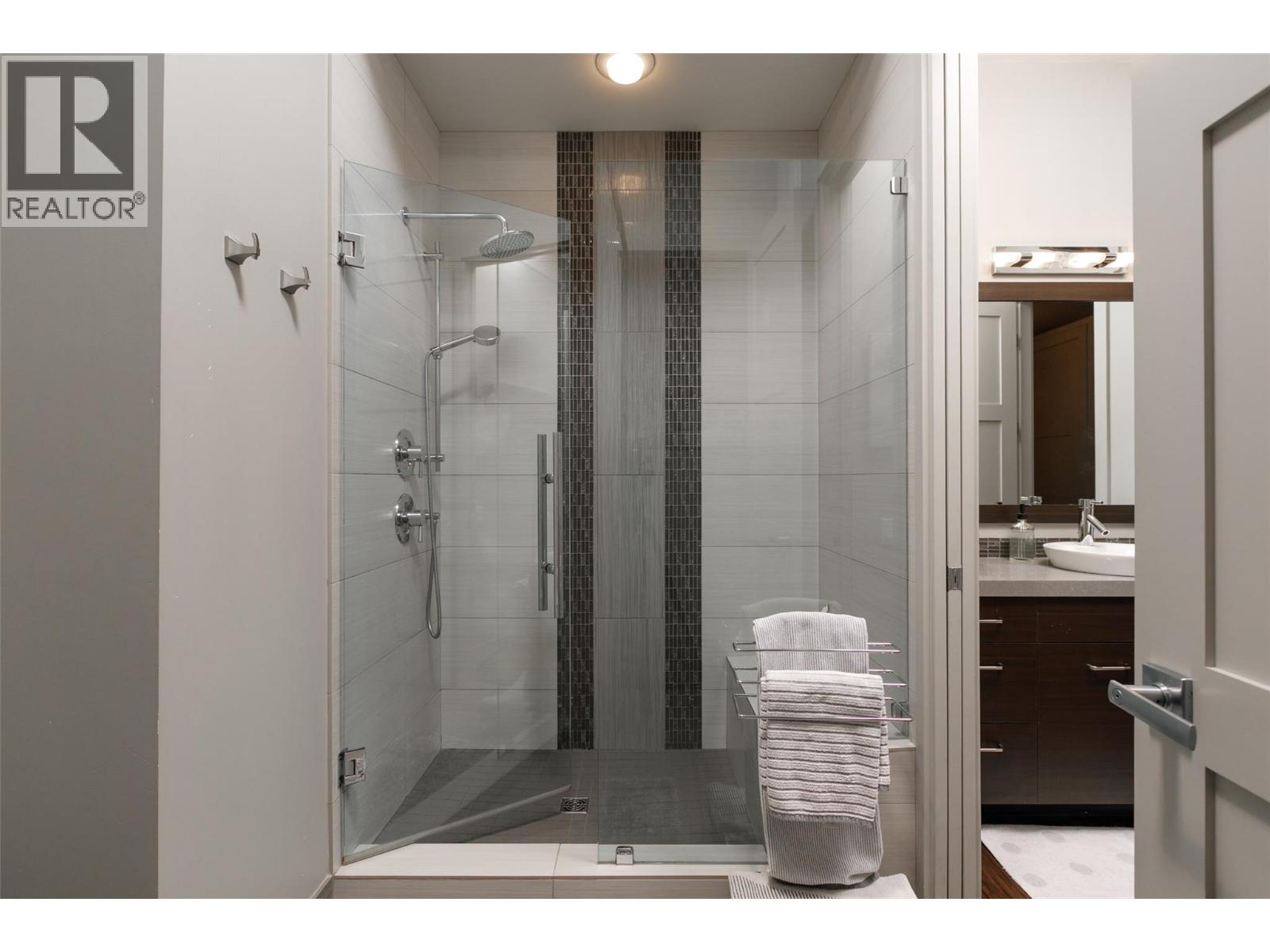  3990 Fairwinds Court, Kelowna