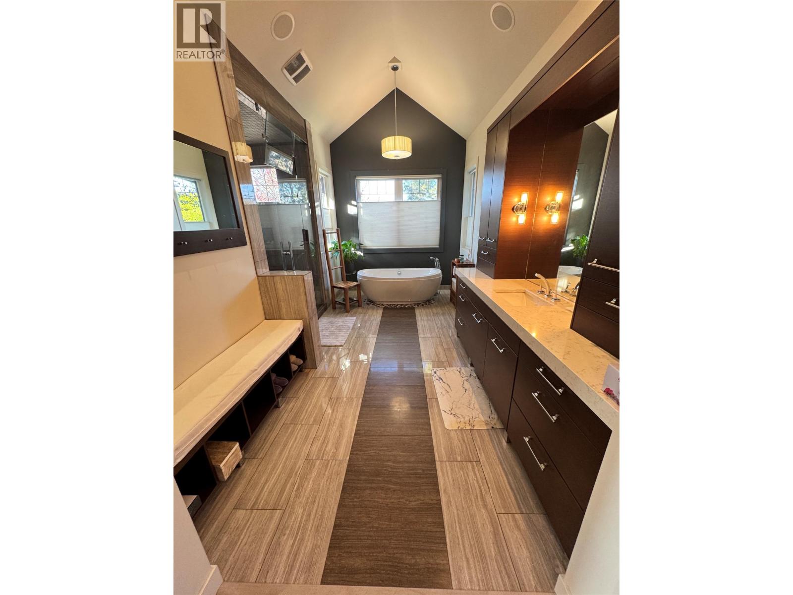  3990 Fairwinds Court, Kelowna