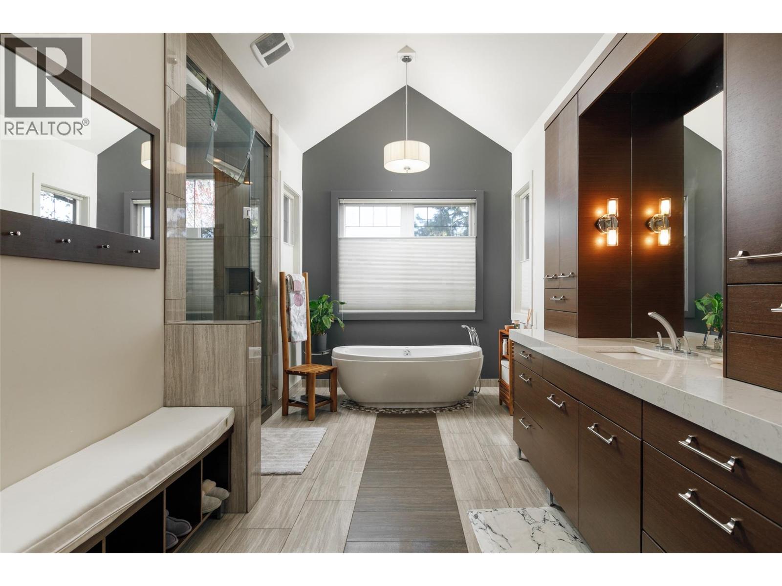  3990 Fairwinds Court, Kelowna