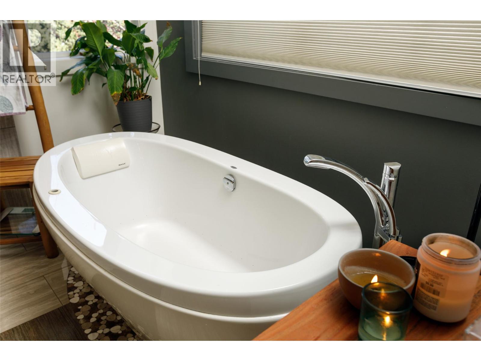  3990 Fairwinds Court, Kelowna