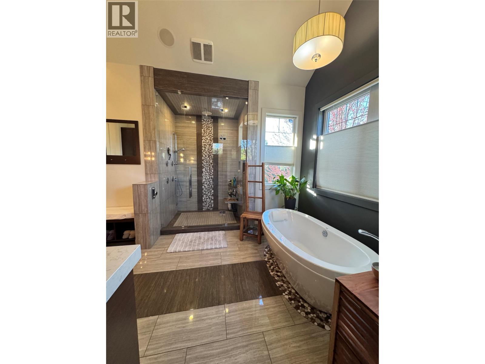  3990 Fairwinds Court, Kelowna