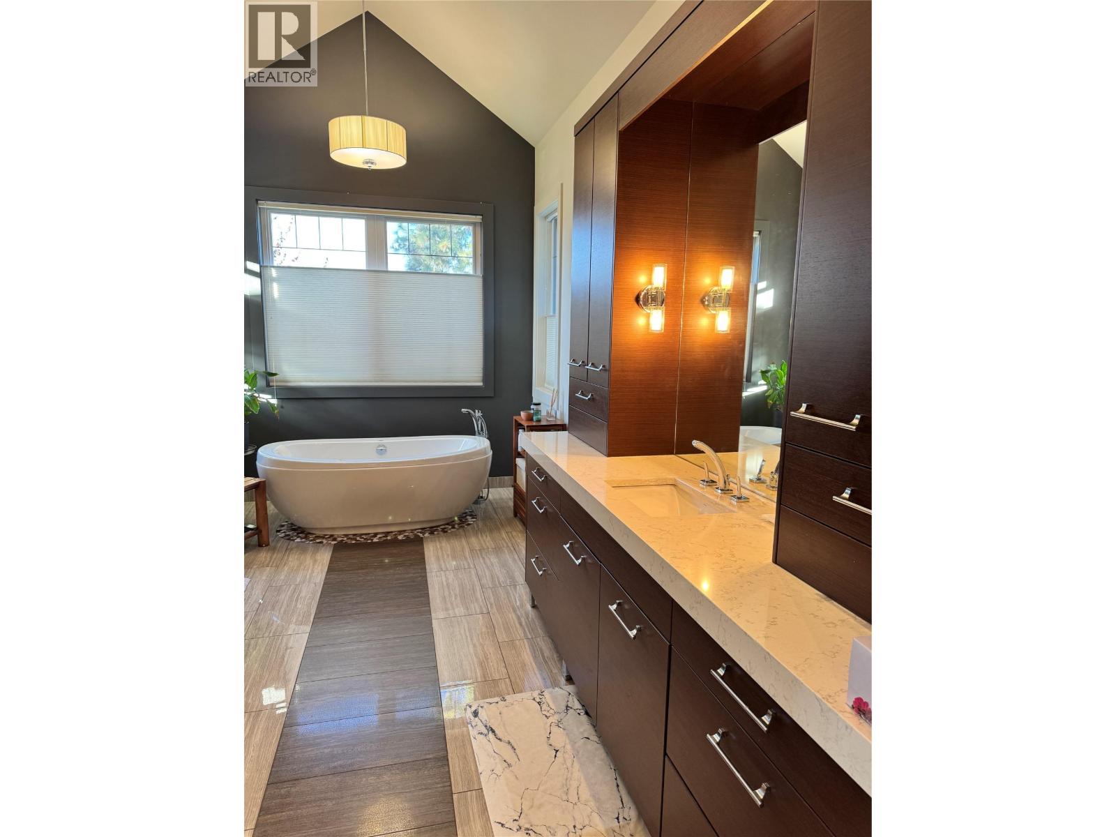  3990 Fairwinds Court, Kelowna