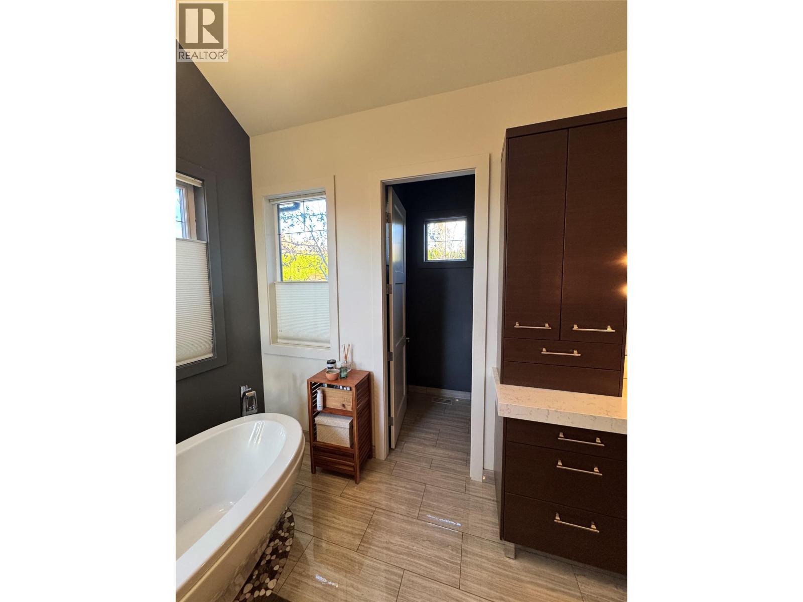  3990 Fairwinds Court, Kelowna