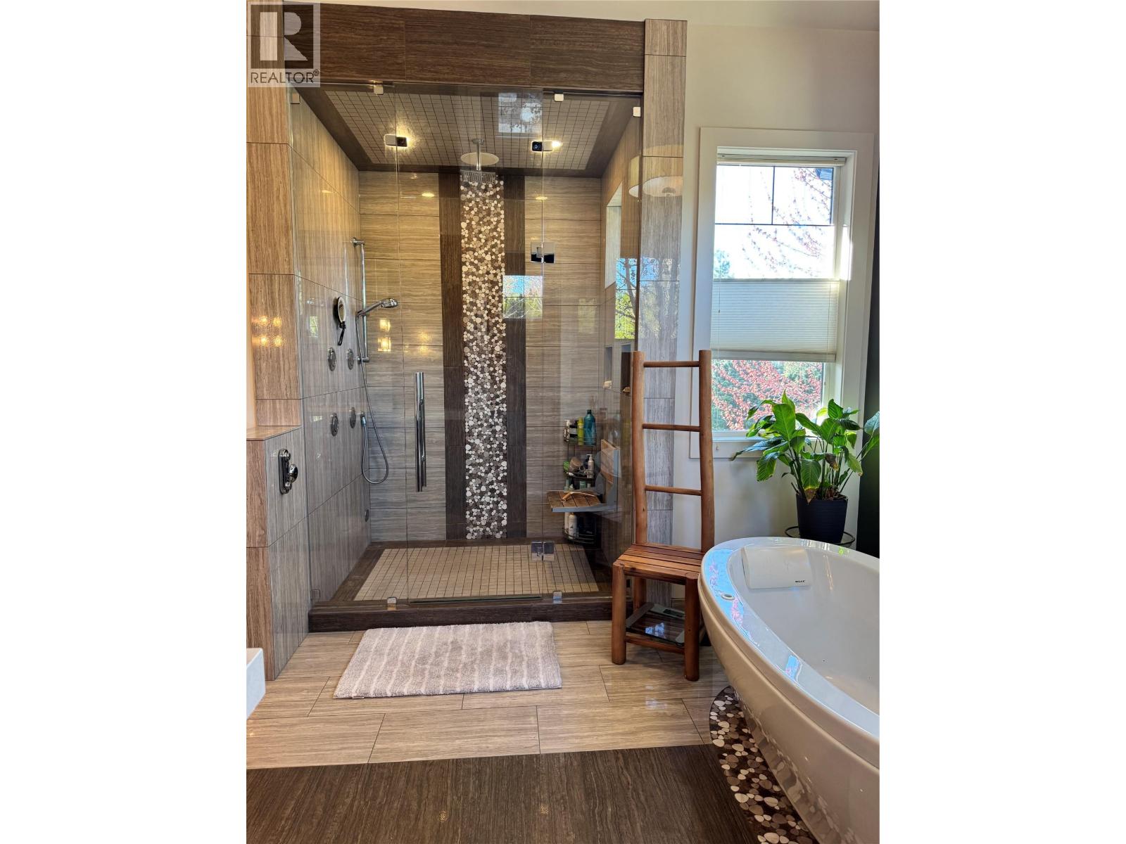  3990 Fairwinds Court, Kelowna