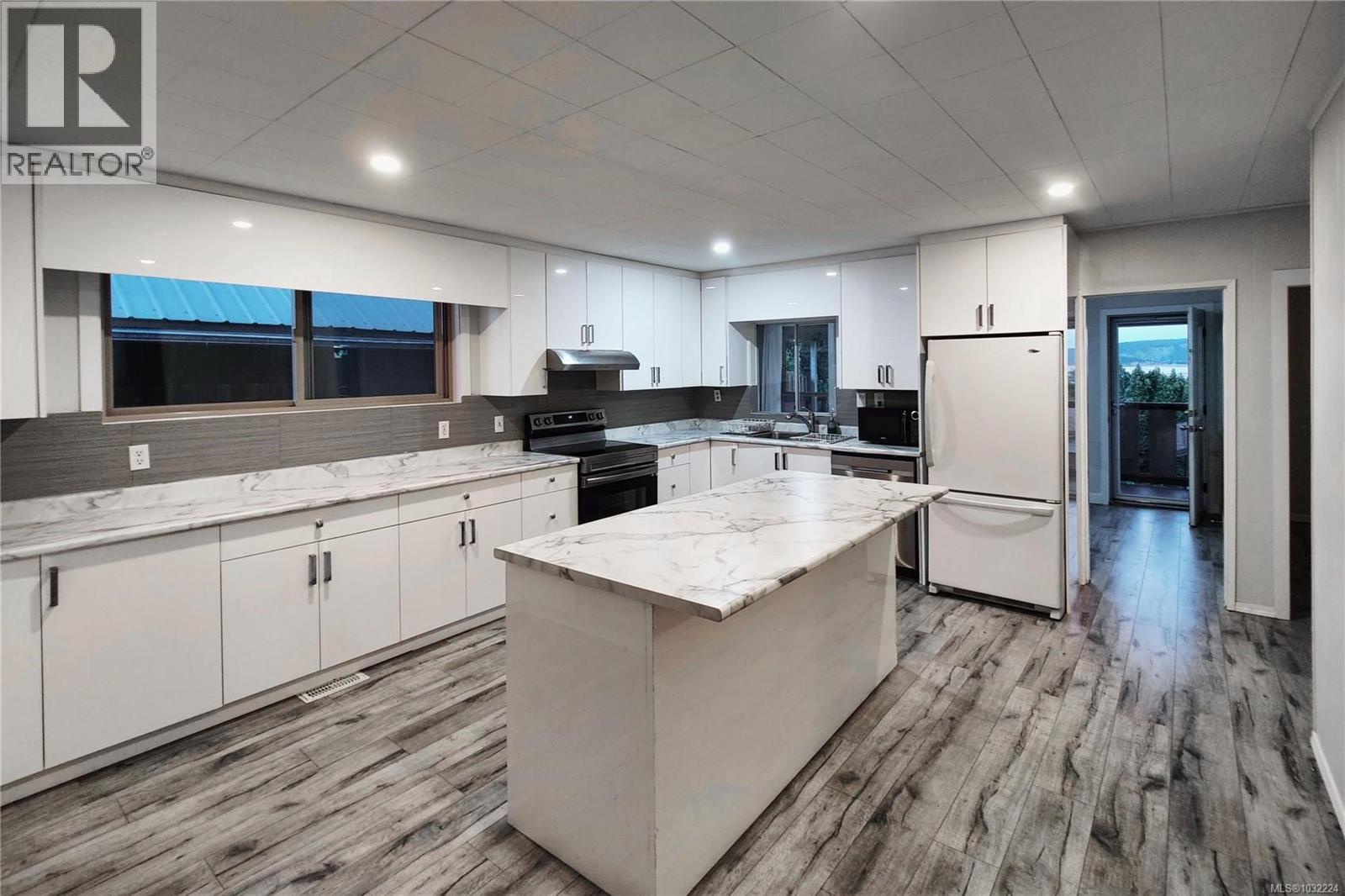 18 GILLESPIE ST S - 4