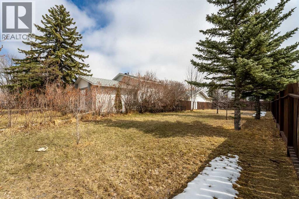 Single Family House 3 Level for Sale in  Rundlehorn Drive NE Pineridge Calgary 