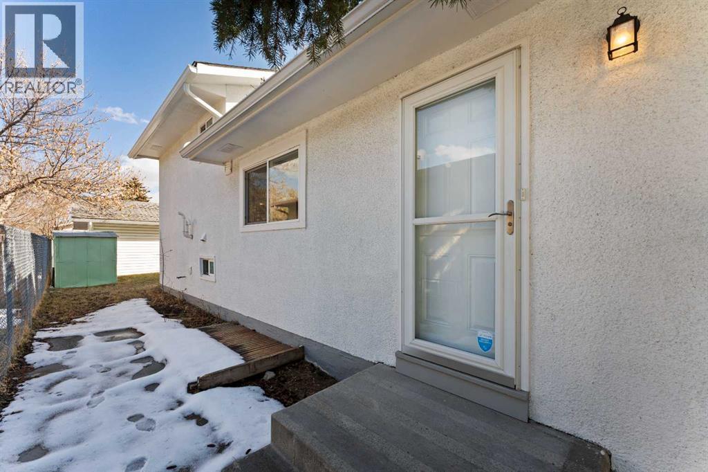 Single Family House 3 Level for Sale in  Rundlehorn Drive NE Pineridge Calgary 