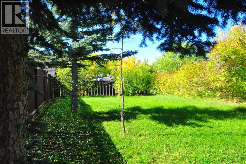 Single Family House 3 Level for Sale in  Rundlehorn Drive NE Pineridge Calgary 