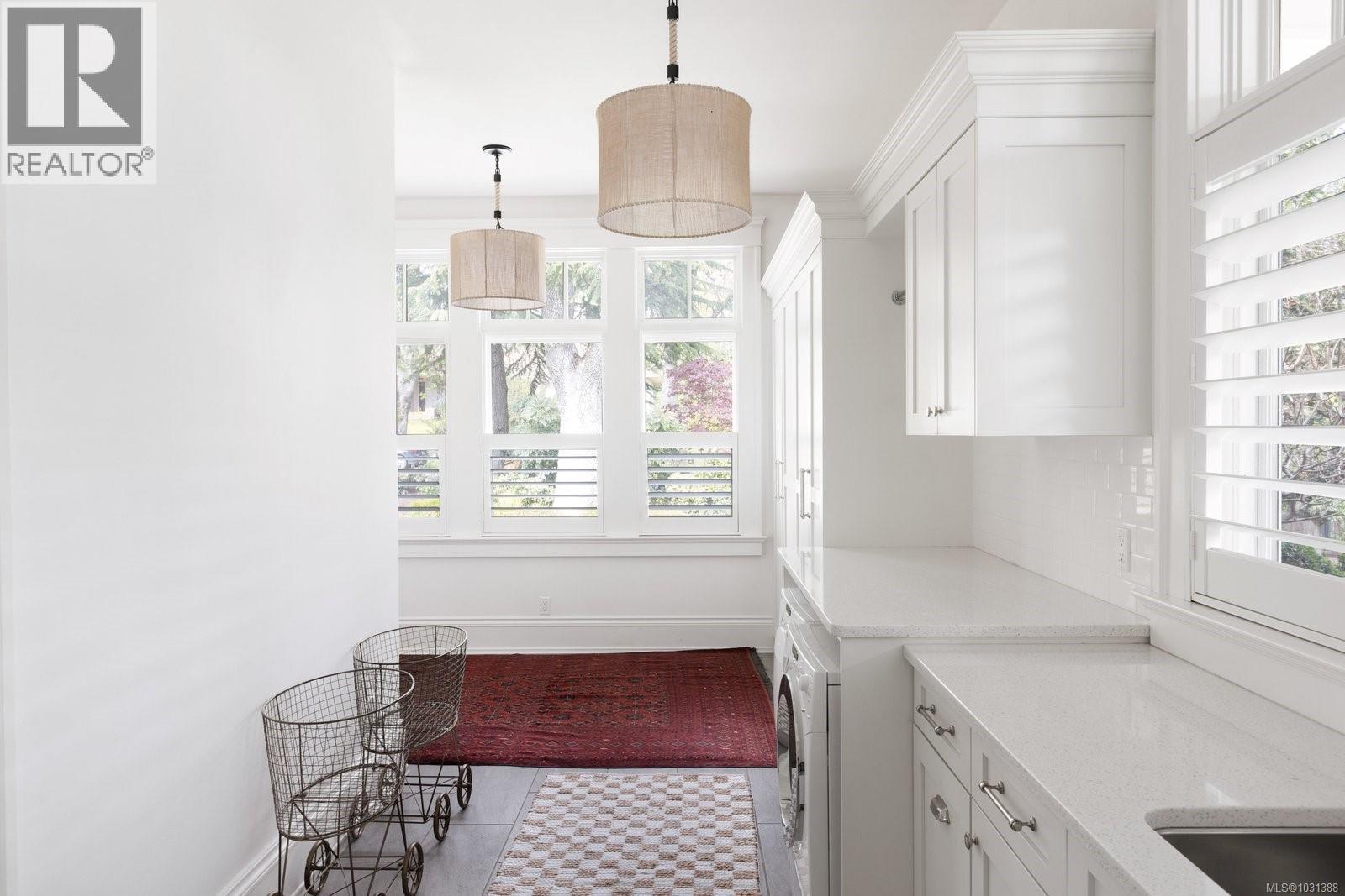  2545 Lansdowne Road, Oak Bay