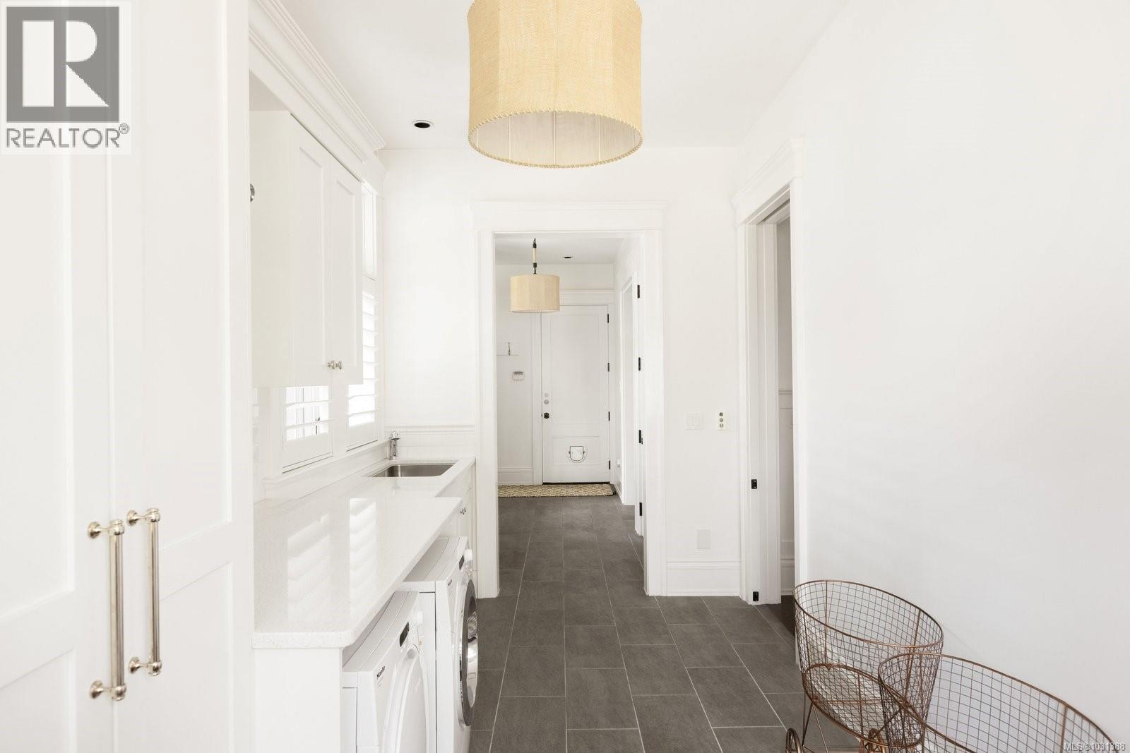  2545 Lansdowne Road, Oak Bay