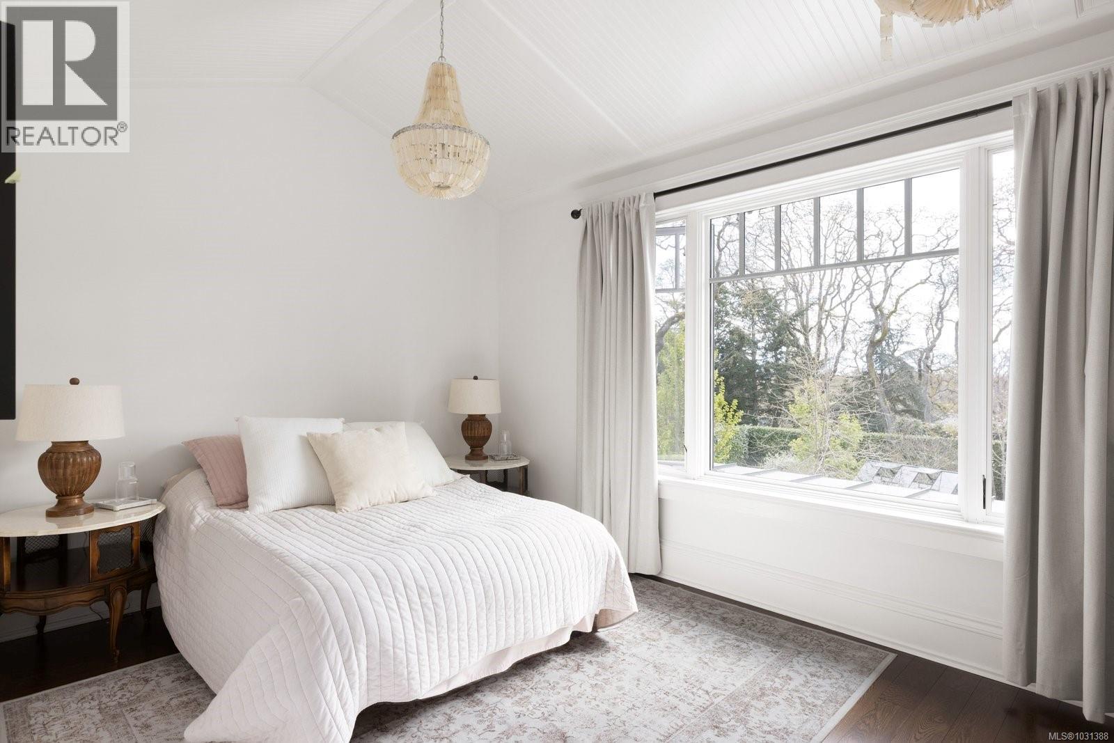  2545 Lansdowne Road, Oak Bay