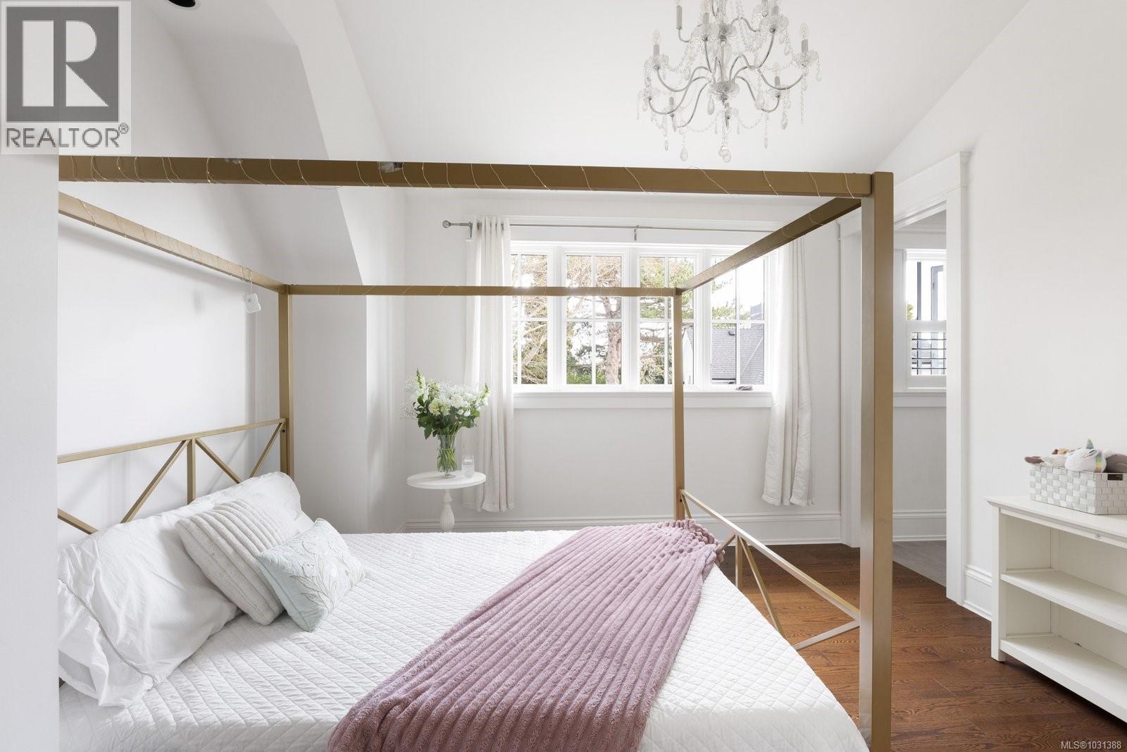  2545 Lansdowne Road, Oak Bay