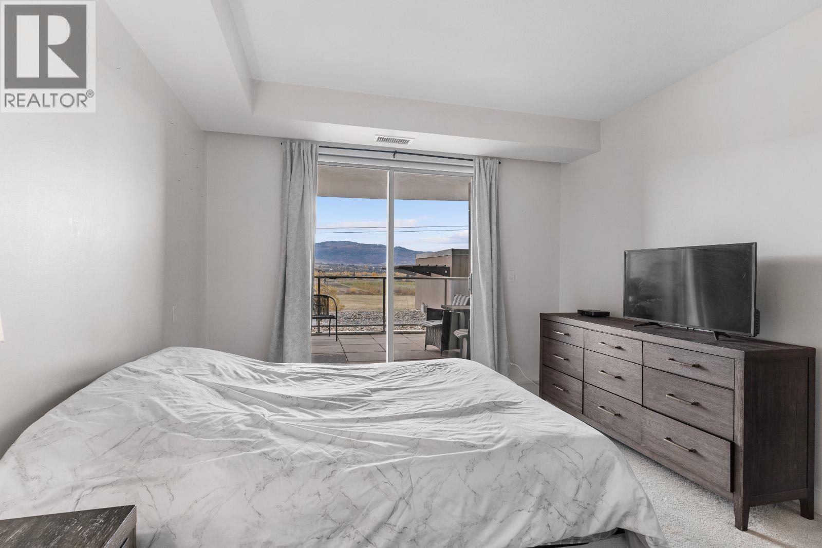 #303 2040 Springfield Road - 11