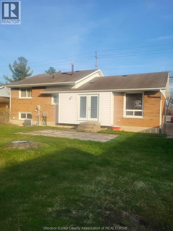 215 FAIRVIEW AVENUE East, Essex, Ontario, N8M1X9 — Photo 3