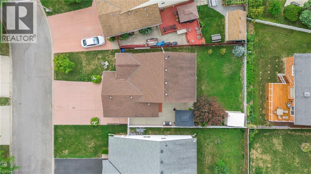 46 FOXHILL Crescent - 2