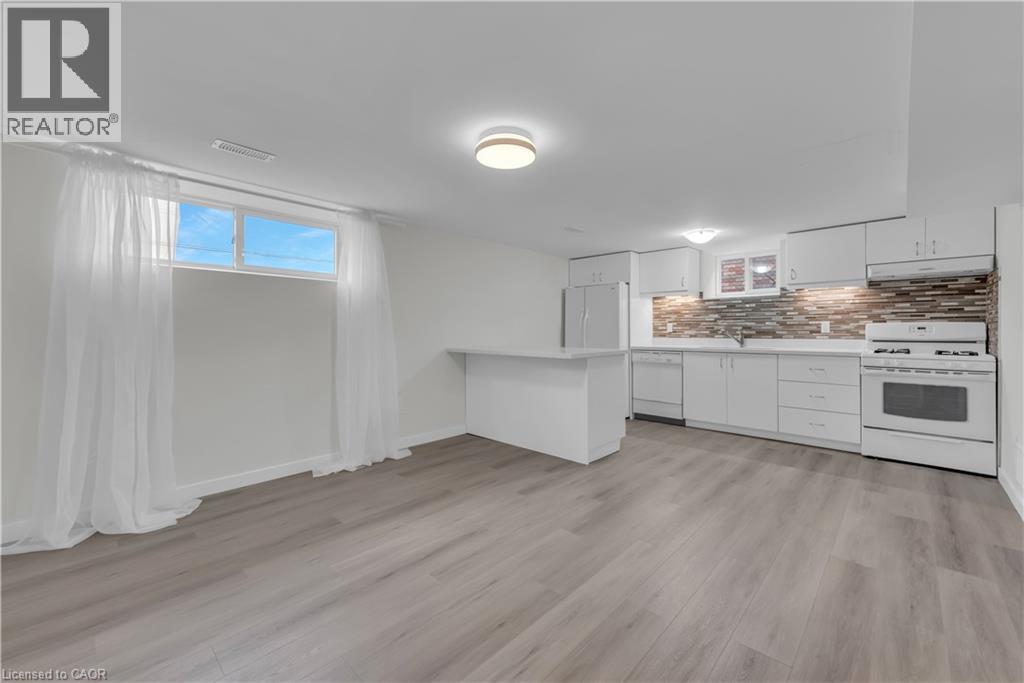 17 VICTOR Boulevard Unit# B