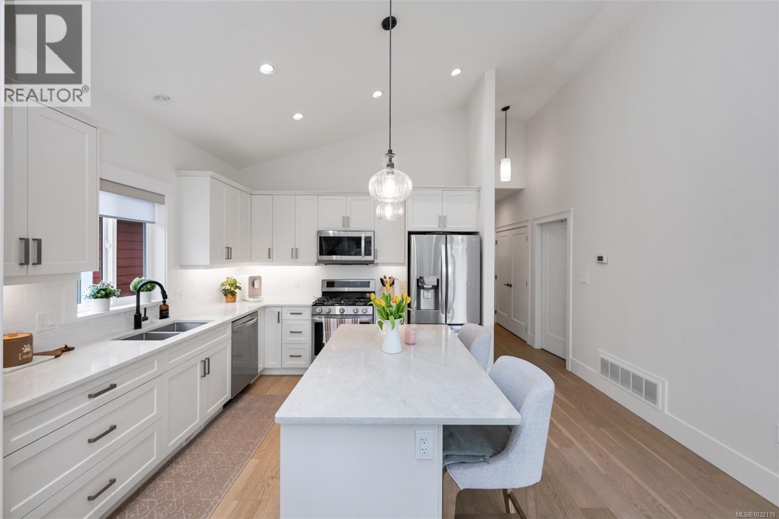 302 EDGEWOOD CRES - 12