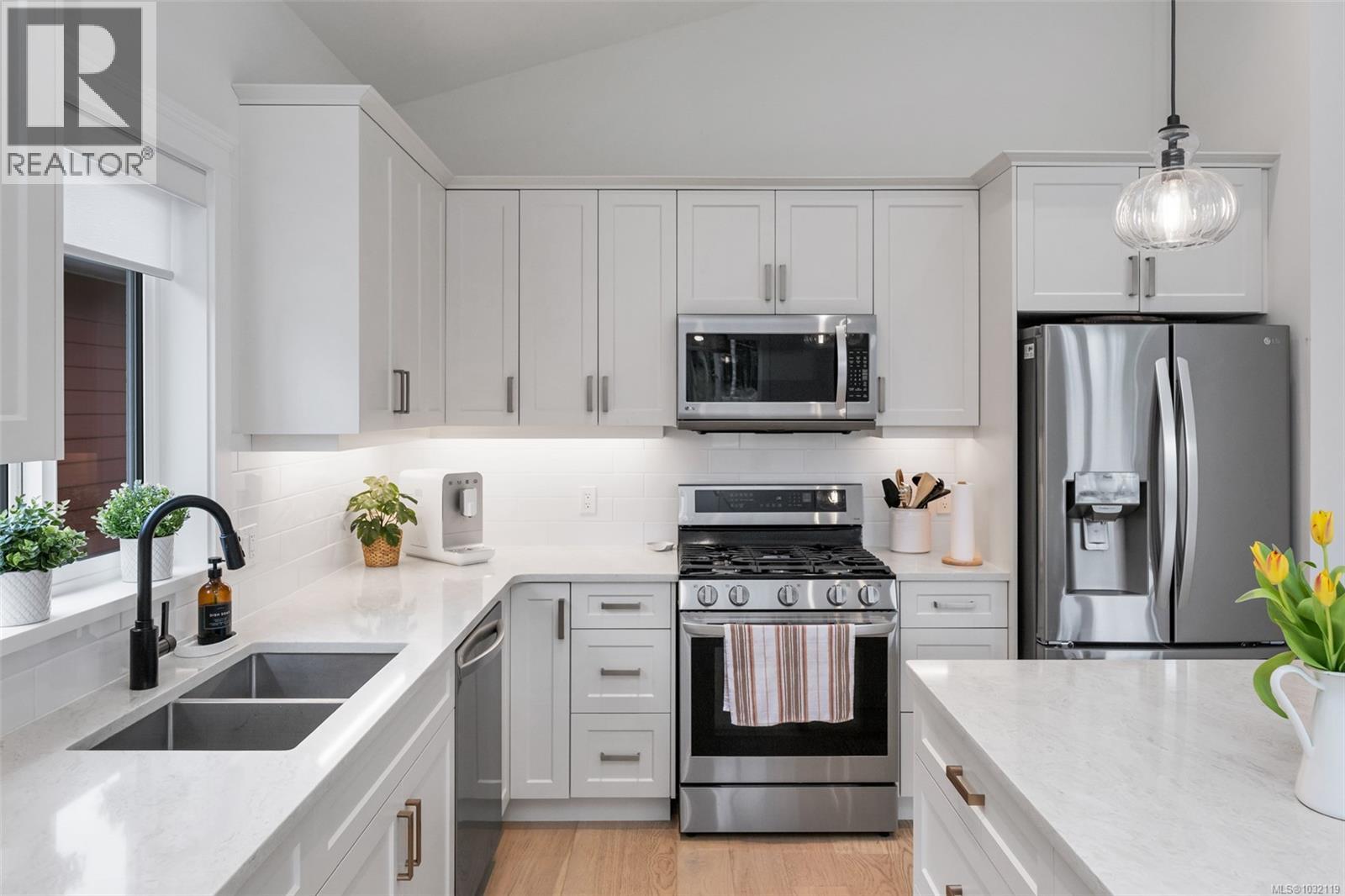 302 EDGEWOOD CRES - 13