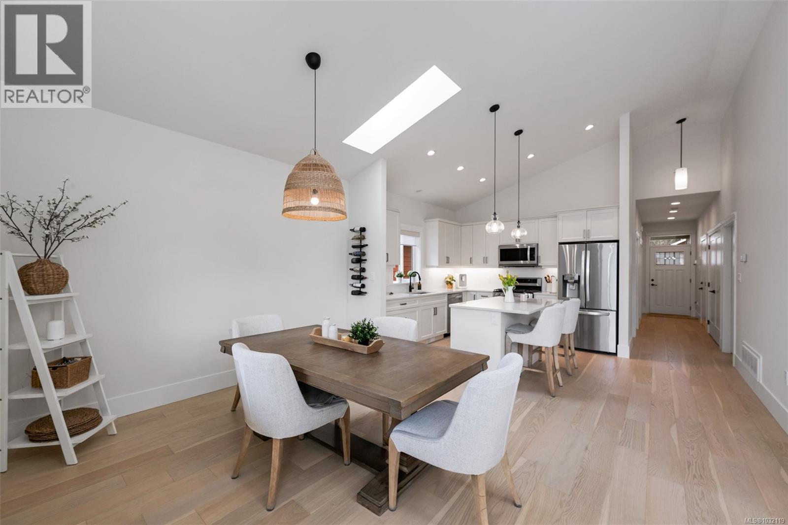 302 EDGEWOOD CRES - 19