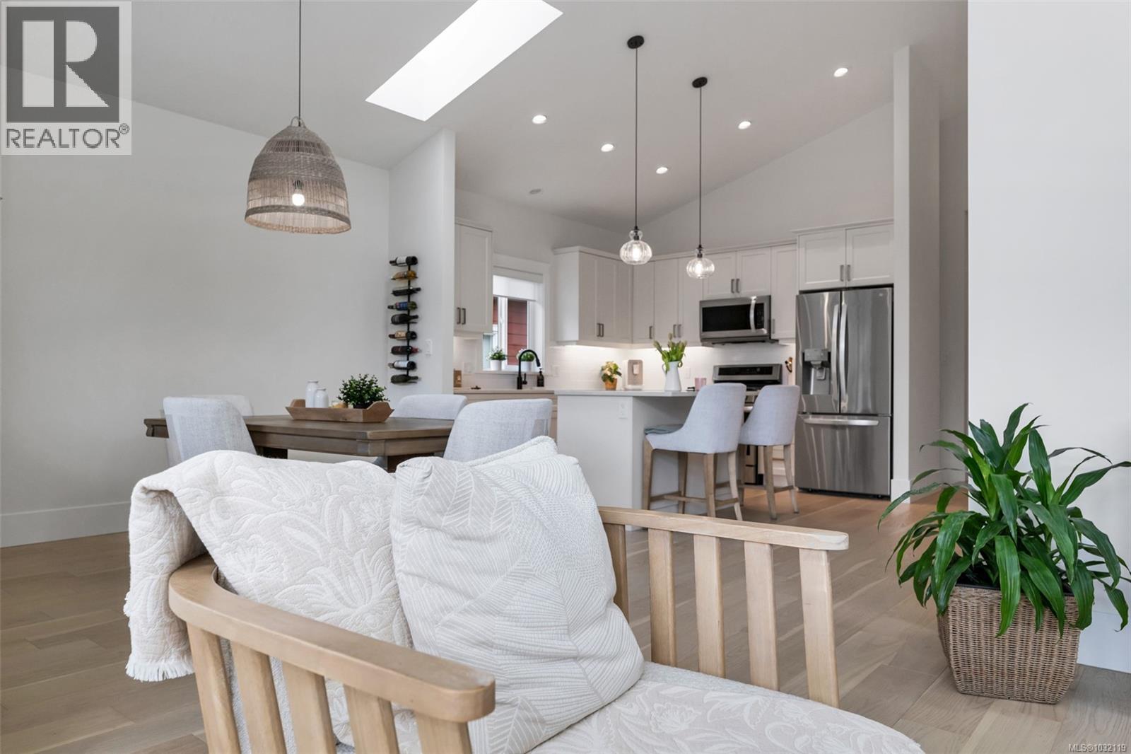 302 EDGEWOOD CRES - 24