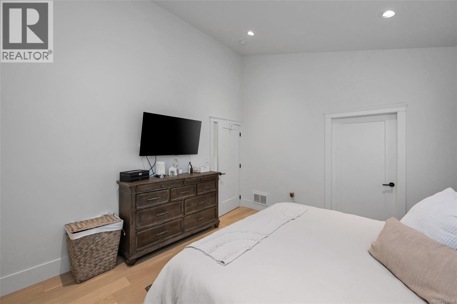 302 EDGEWOOD CRES - 29