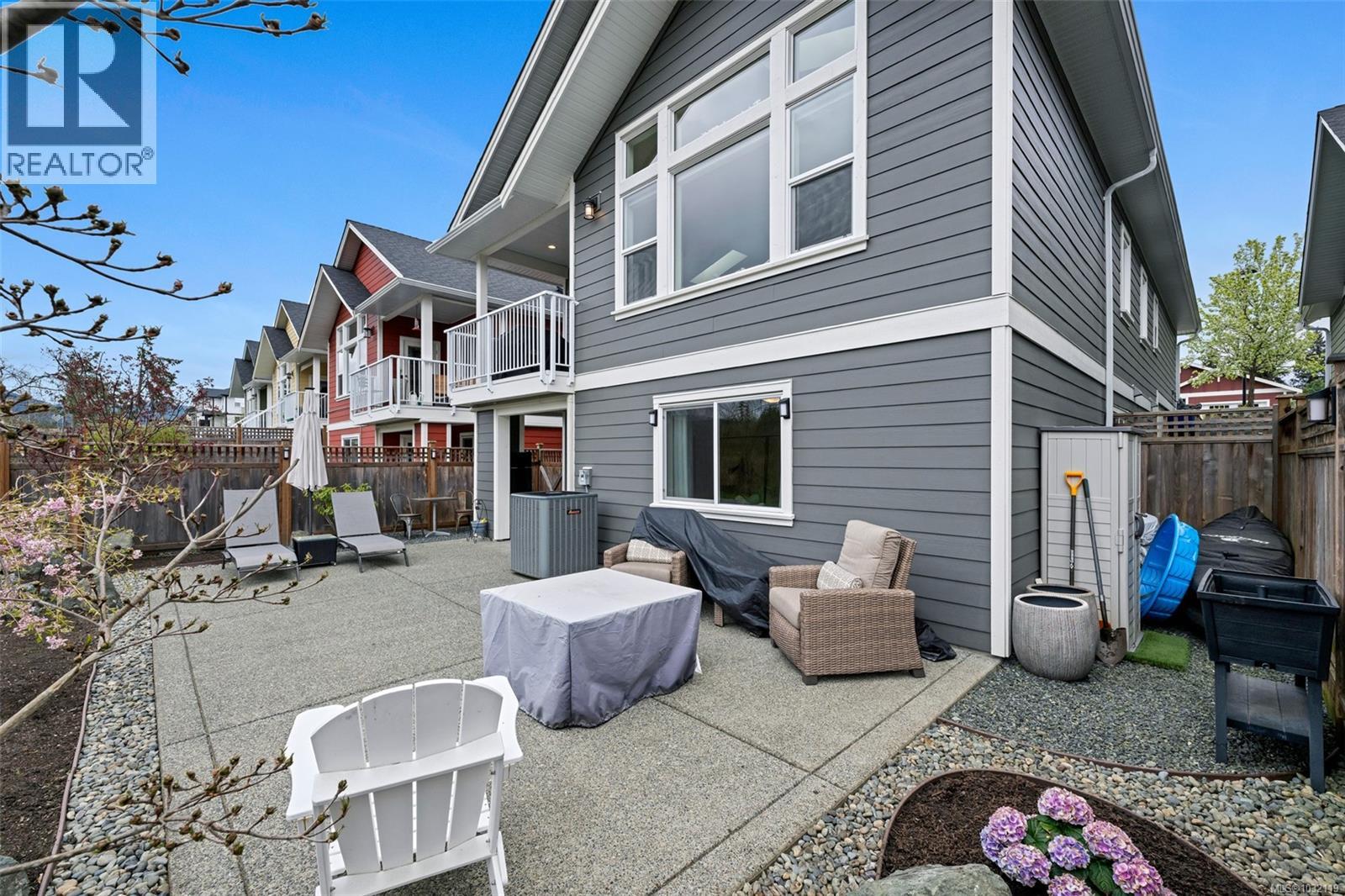 302 EDGEWOOD CRES - 40