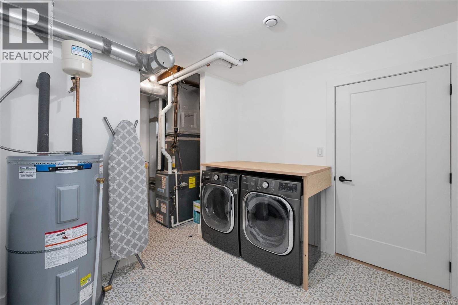 302 EDGEWOOD CRES - 51