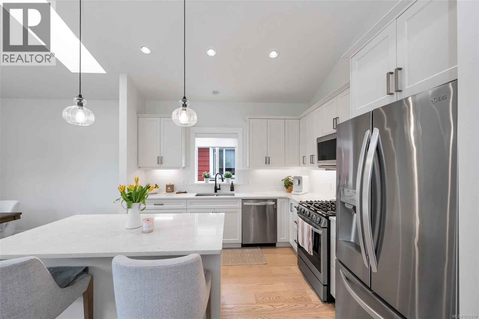 302 EDGEWOOD CRES - 8