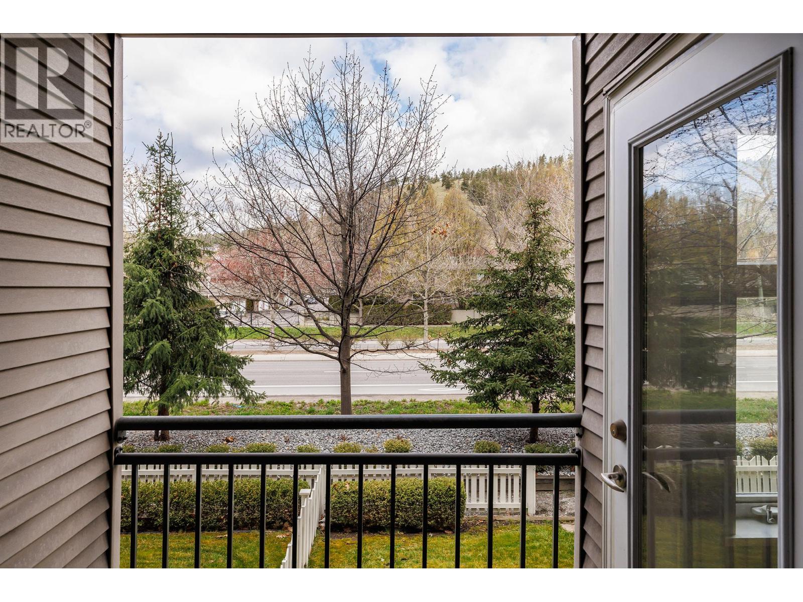 206 555 Yates Road, Kelowna