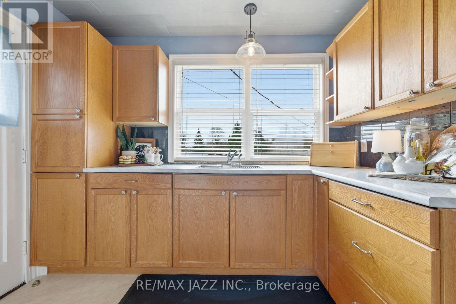 194 ST LAWRENCE STREET W - 9