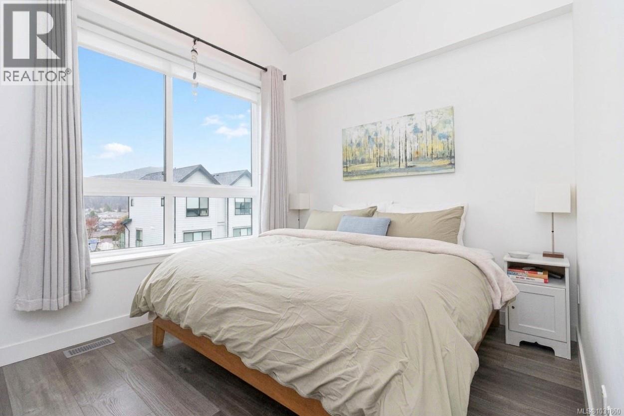 1047 BOXCAR CLOSE - 17